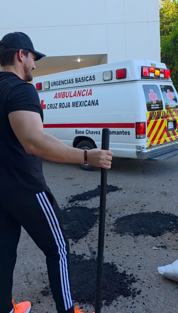 WhatsApp-Image-2026-04-12-at-4.32.06-PM-2-584x1024 Regidor y Dirigente de Movimiento Ciudadano Héctor Álvarez rehabilita el acceso del área de urgencias del Hospital General de Los Mochis.
